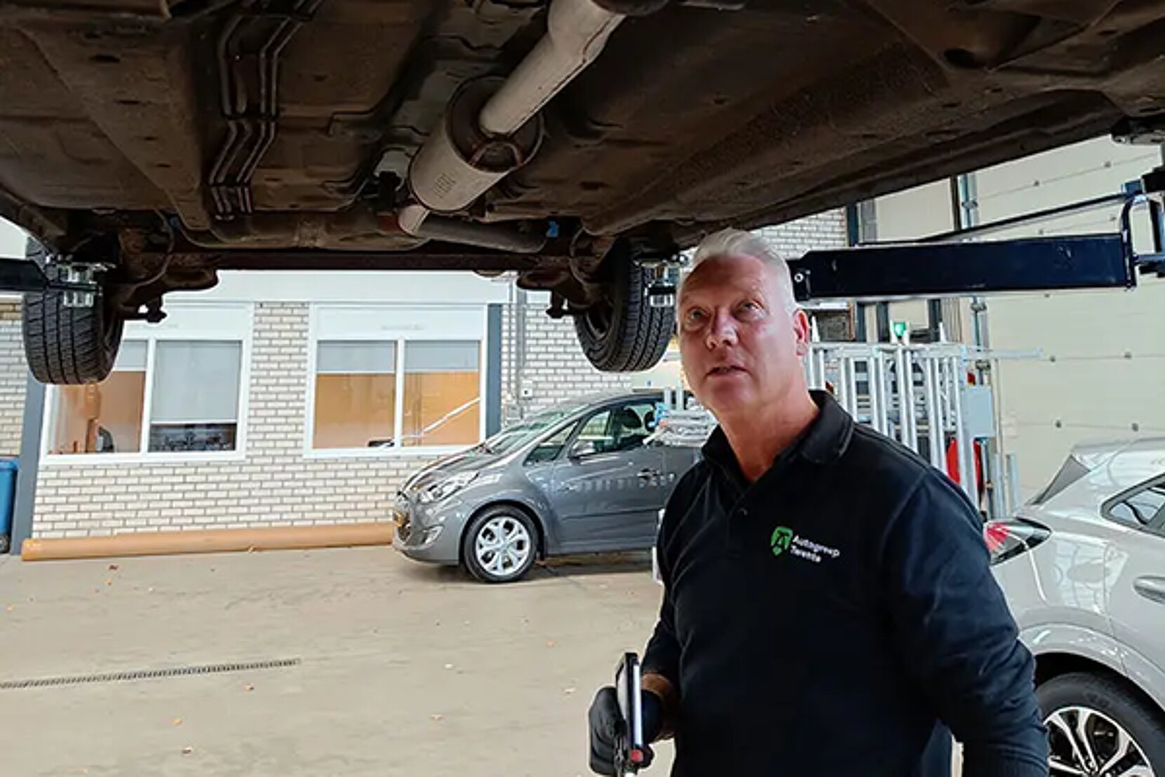 Monteur Eric Striezenau inspecteert de Chevrolet Matiz