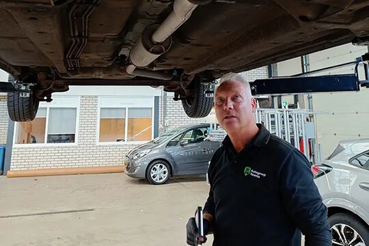 Monteur Eric Striezenau inspecteert de Chevrolet Matiz
