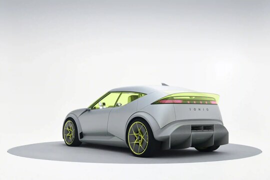 een ioniq 3 van het linksachter aanzicht