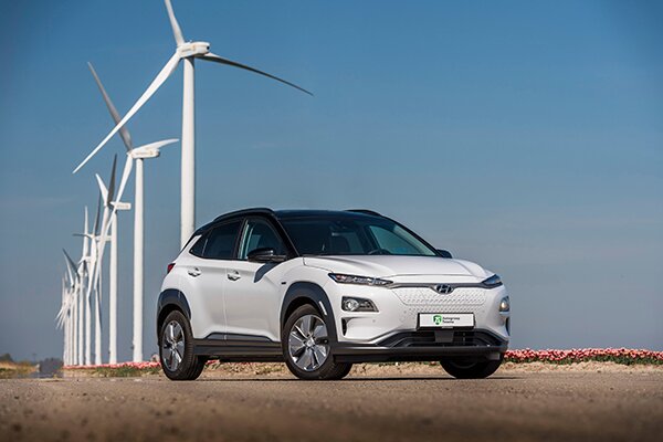 KONA Electric 2019 bij windmolens