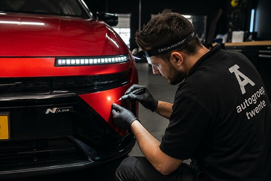 Steenslag reparatie met lakstift bij Autogroep Twente