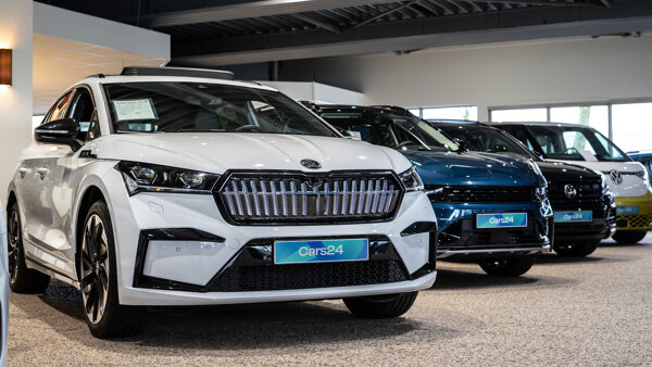 Showroom - Cars 24 031 mockup