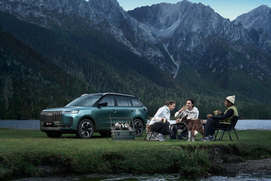 Jaecoo5 SHS-H_People & pets camping by the lake