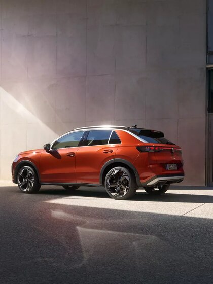 TC1281_red_T-Roc_parking_near_building