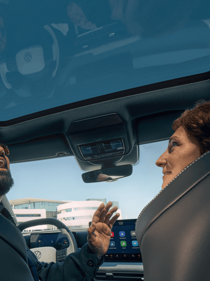 IDX0107_id-cross_woman-and-man-loooking-through-panoramic-roof-in-cockpit