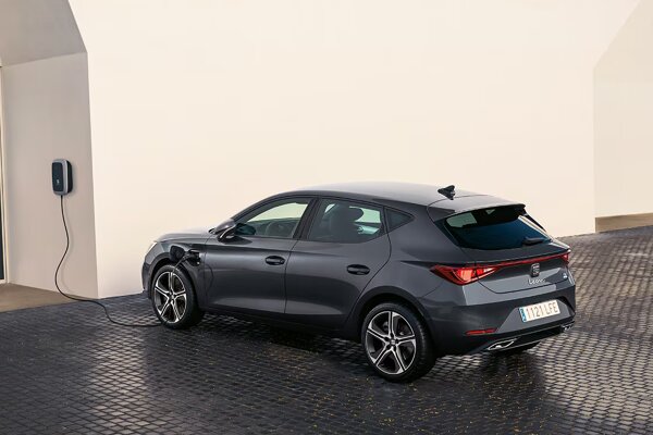 seat-leon-2025-phev-compact-car.jpg