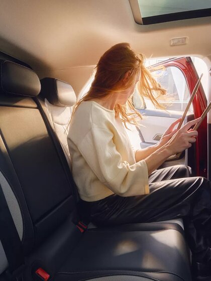 TC1284_T-Roc_woman_sitting_on_rear_seats_with_drumsticks