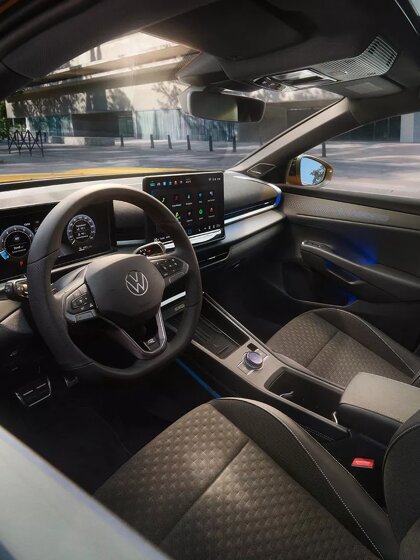 TC1283_T-Roc_view_from_outside_through_driver_window