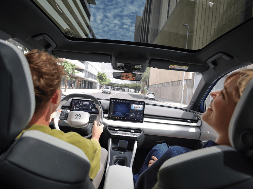 IDP0040_id-polo_models-in-front-seats-interieur-3