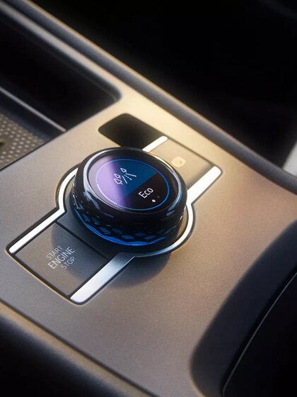 TC1299_T-Roc_drive_experience_button_close