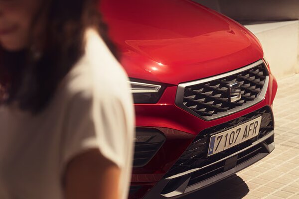 woman-standing-next-to-seat-ateca-velvet-red-colour.jpg