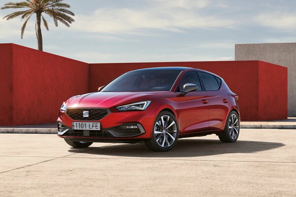 seat-leon-fr-sporty-trim-drive-profile.jpg