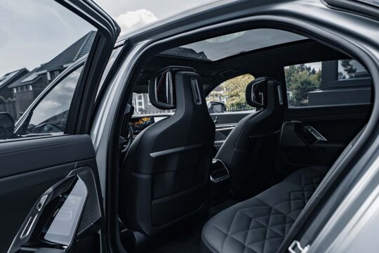 bmw-7-serie-grijs-achterkant-achterdeur-open-interieur-header-mobile-ekris