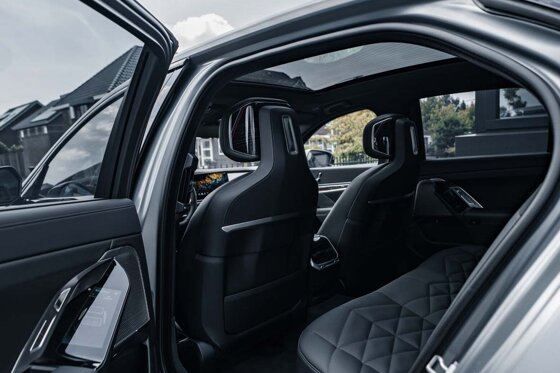 bmw-7-serie-grijs-achterkant-achterdeur-open-interieur-header-mobile-ekris
