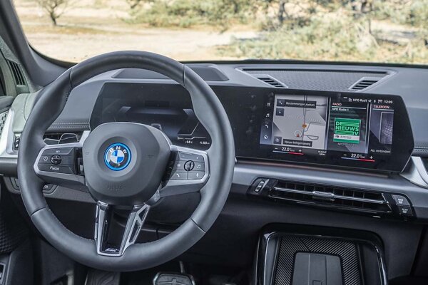 bmw-ix1-interieur-stuur-digitaal-display