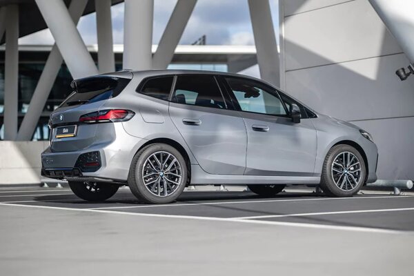 bmw-2-active-tourer-18i-grijs-exterieur-achterkant-zijkant.jpg