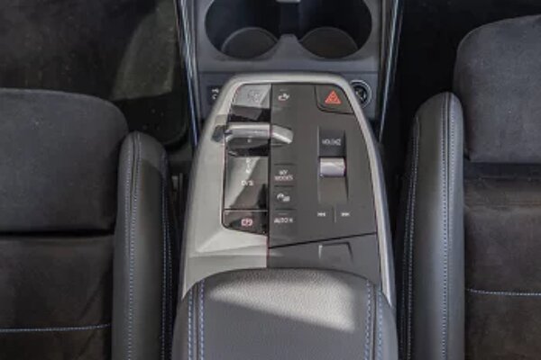 bmw-2-active-tourer-18i-zwart-interieur-middenconsole.jpg