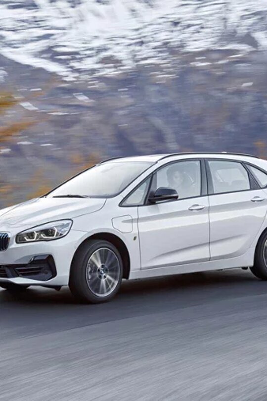 bmw-2-serie-active-tourer-wit-zijkant-rijdend-bergweg.jpg