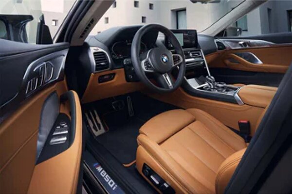 bmw-8-serie-blauw-coupe-cockpit-1040x694.jpg