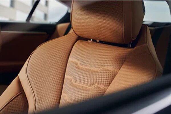 bmw-8-serie-blauw-coupe-stoel-1040x694.jpg