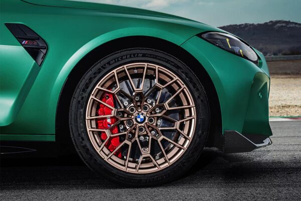 bmw-m4-cs-groen-zijkant-velg-goud.jpg