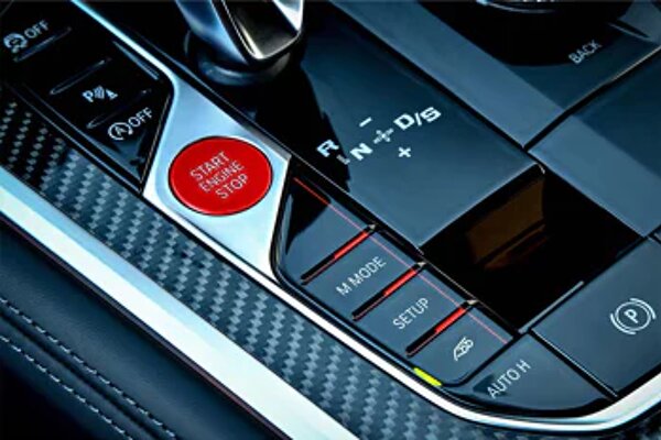 bmw-m8-interieur-stuurwiel-1040x694.jpg