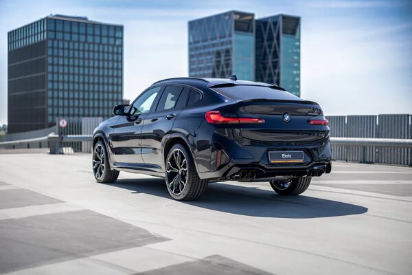 bmw-x4-m-donkerblauw-achterkant-zijkant-parkeerdek-1520x1014.jpg