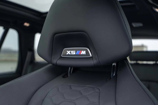 bmw-x5m-interieur-hoofdsteun-x5m-logo-ekris.jpg