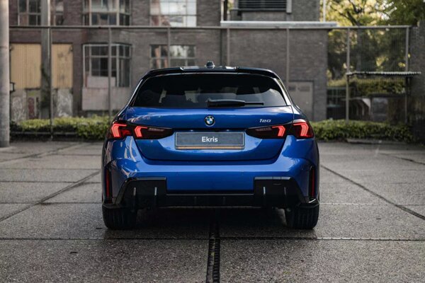 bmw-1-serie-blauw-achterkant-ekris
