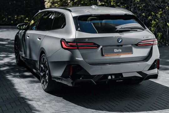 bmw-i5-touring-grijs-achterkant-oprit-header-mobile-ekris