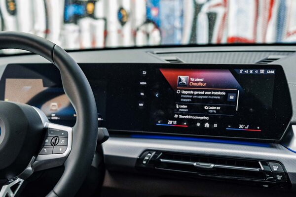bmw-ix2-interieur-curved-display-ekris