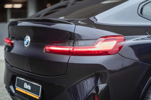 bmw-x4-zwart-achterlicht-close-up.jpg