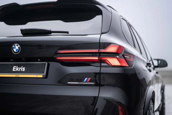 bmw-x5m-zwart-achterkant-achterlicht-ekris.jpg