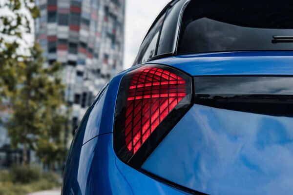 mini-cooper-electric-blauw-achterkant-achterlicht-ekris.jpg