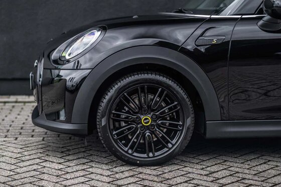 mini-electric-zwart-voorkant-zwarte-velg.jpg