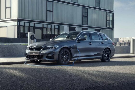 bmw-3-serie-touring-hybride-opladen-straat.jpg