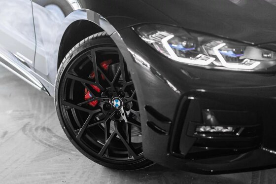 bmw-4-serie-coupe-zwart-banden-velg-zwart-close-up.jpg