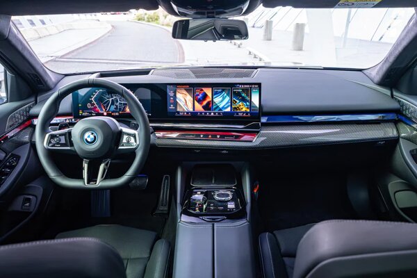 bmw-5-serie-touring-550e-xdrive-34.jpg