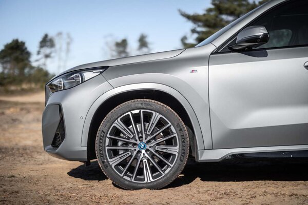 bmw-ix1-grijs-zijkant-velg