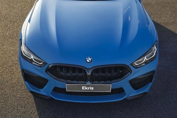 bmw-m8-coupe-blauw-voorkant-motorkap-nierengrille-bovenaanzicht.jpg