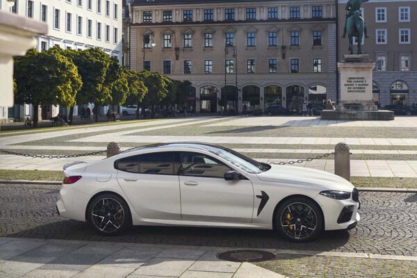 bmw-m8-gran-coupe-wit-zijkant.jpg