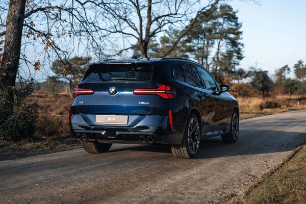 bmw-x3-blauw-achterkant-bospad-ekris.jpg
