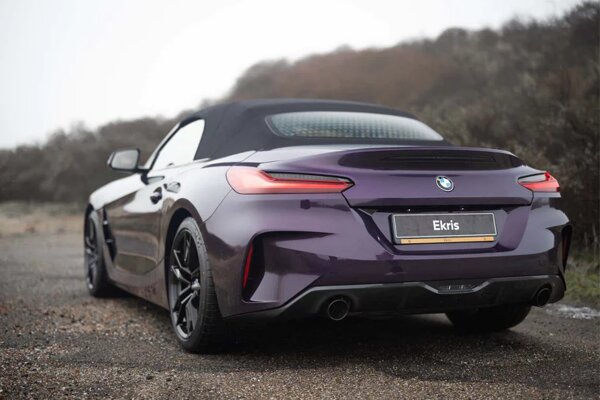 bmw-z4-paars-achterkant-duingebied.jpg