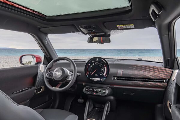 mini-cooper-se-jcw-interieur-cockpit