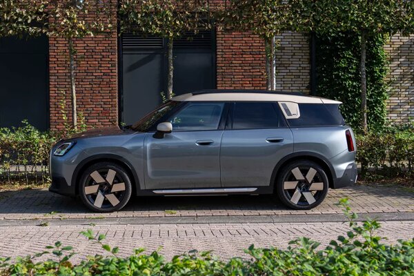mini-countryman-e-zijkant.jpg