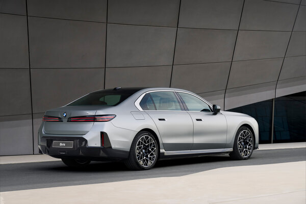 P90636112_highRes_bmw-740-xdrive-04-20