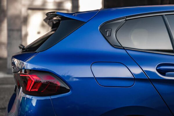 bmw-1-serie-blauw-zijkant-achterkant-spoiler-hofmeisterknik-1-ekris