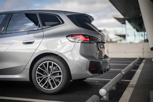 bmw-2-active-tourer-18i-grijs-exterieur-achterkant-zijkant-achterlicht.jpg