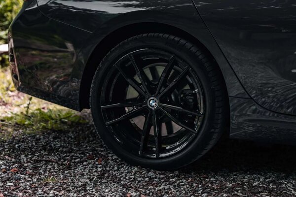 bmw-3-serie-sedan-grijs-achterkant-velg-ekris.jpg