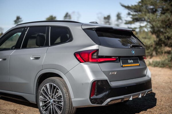 bmw-ix1-grijs-achterkant-achterlicht